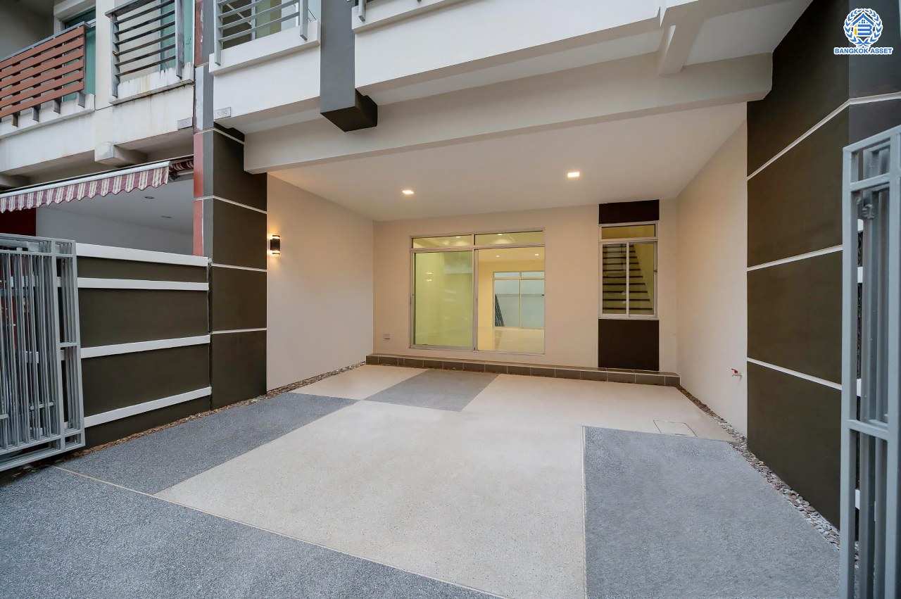 บ้านมือสองตกแต่งใหม่ โครงการ บ้านกลางเมือง มอนติคาร์โล-รัชวิภา เนื้อที่กว้าง 21.3 ตร.ว. ฟังก์ชัน 3 ห้องนอน 3 ห้องน้ำ 1 ห้องอเนกประสงค์ จอกรถได้ 2 คัน พร้อมอยู่ทันที บนทำเลเยี่ยม เชื่อมต่อถนนวิภาวดีรังสิต ใกล้รถไฟฟ้าสายสีแดง "สถานีวัดเสมียนนารี" และทางด่วน "ศรีรัช"